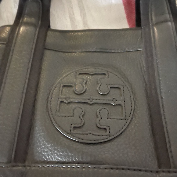Used.excellent cond.Tory Burch black purse
Height: 7 1/2” length: 10” 18.5 - Picture 7 of 8